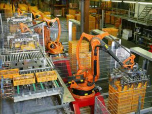 Des robots industriels au travail dans une usine.