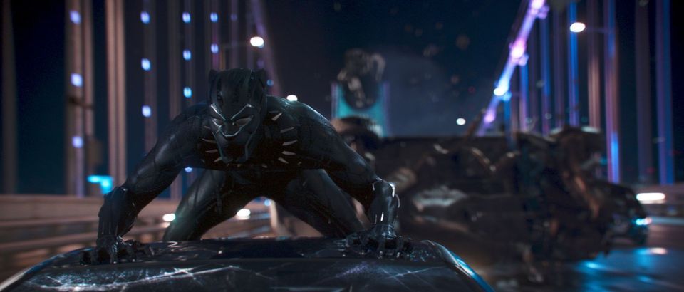 [Critique] Black Panther - Techno Tribal | L'armure du Black Panther en vibranium est particulièrement craquée
