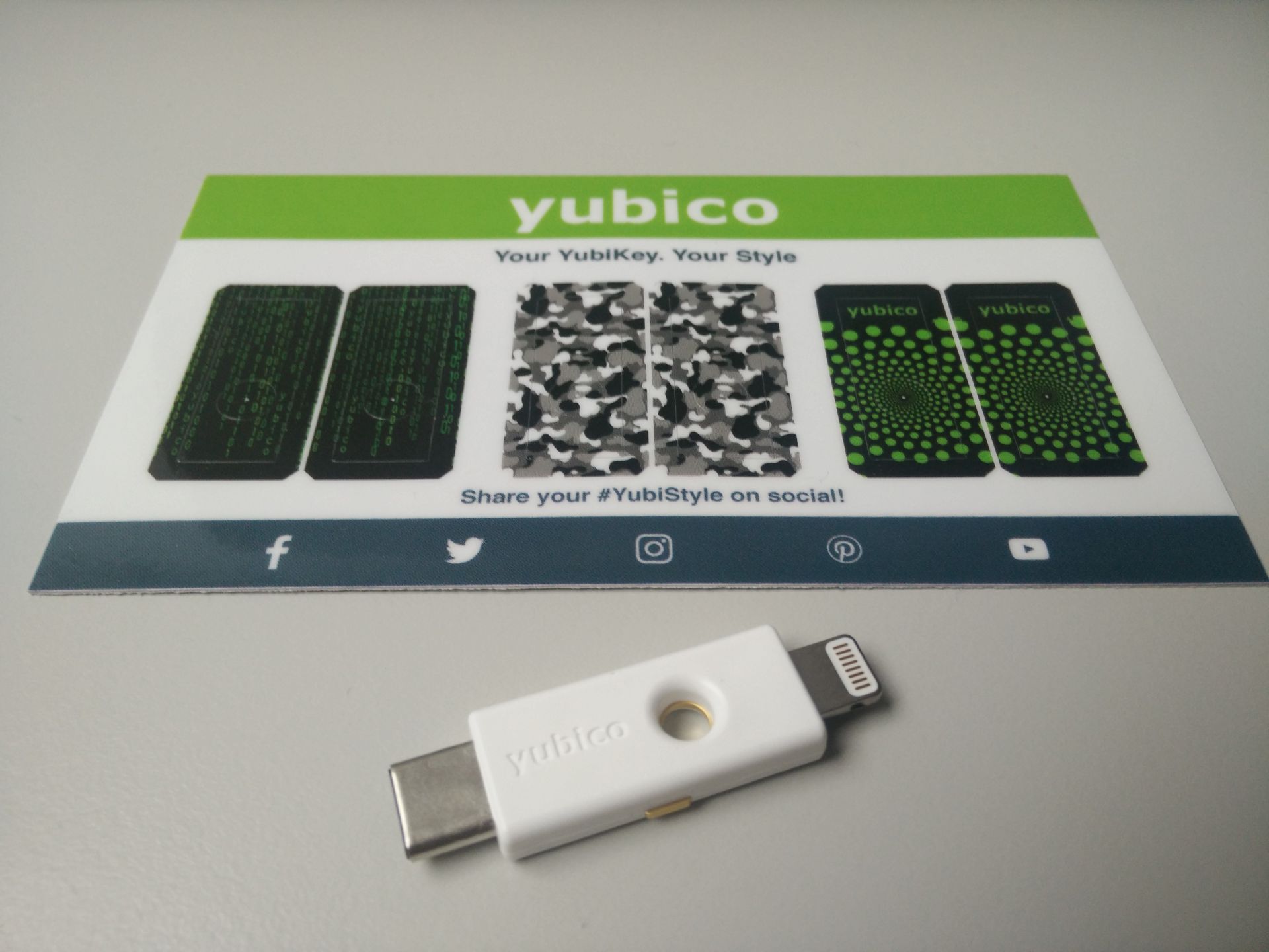 Unboxing numérique de la YubiKey 5 | Trois paires d'autocollants sont fournies avec la YubiKey 5Ci pour personnaliser chaque face