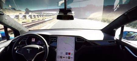 Tesla montre la conduite 100% autonome de ses voitures