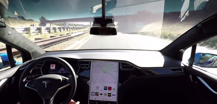 Tesla montre la conduite 100% autonome de ses voitures